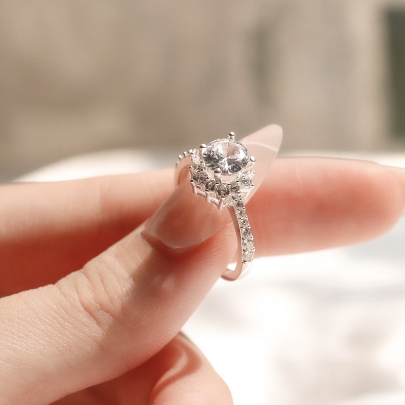 So sánh nhẫn bạc kim cương và nhẫn vàng