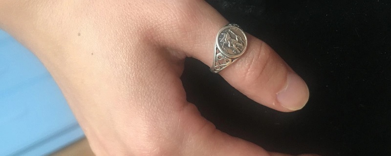 Nên đeo nhẫn ngón cái bên tay trái hay tay phải?