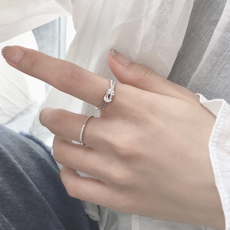 Đeo nhẫn ngón trỏ cho người mệnh Thuỷ