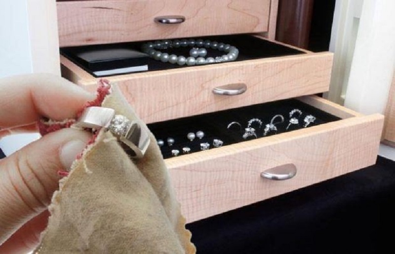Cất gọn nhẫn hồ ly bạc và các trang sức khác