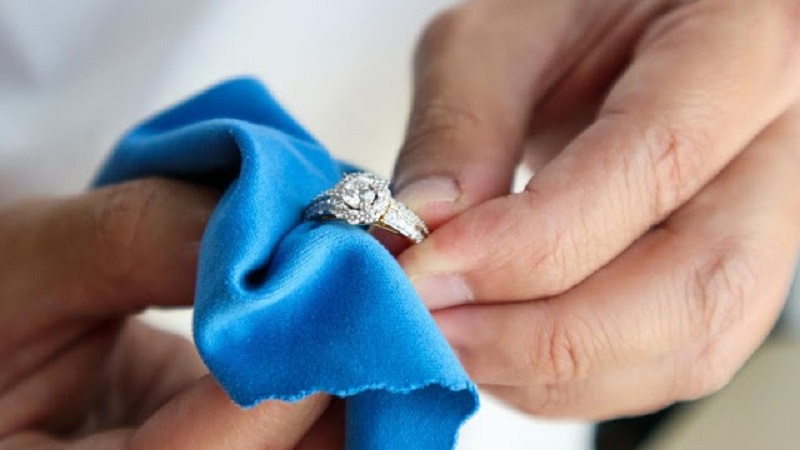 Thường xuyên vệ sinh nhẫn hồ ly bạc