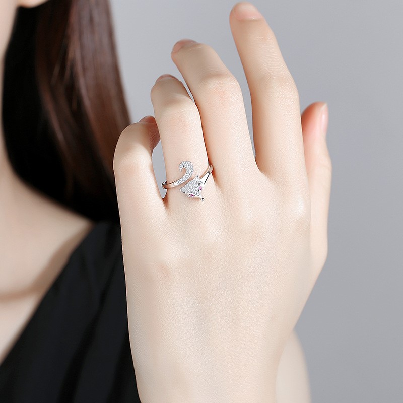 Quay mặt nhẫn hồ ly bạc ra hay vào khi đeo