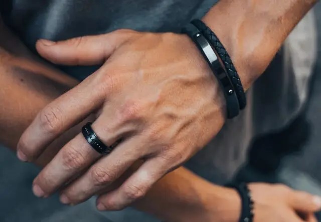 Đeo nhẫn ngón giữa