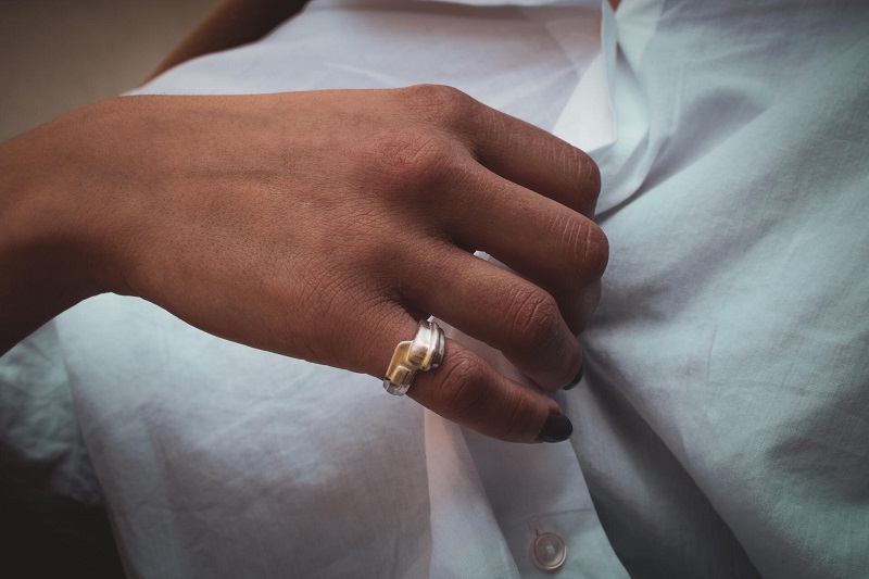 Đeo nhẫn ngón út