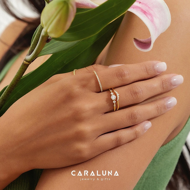 Đeo nhẫn ngón giữa