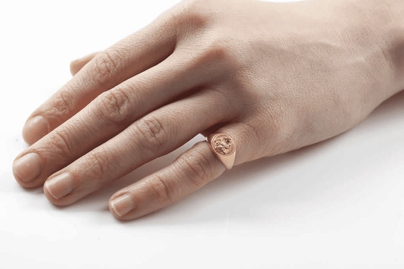 Đeo nhẫn ngón út