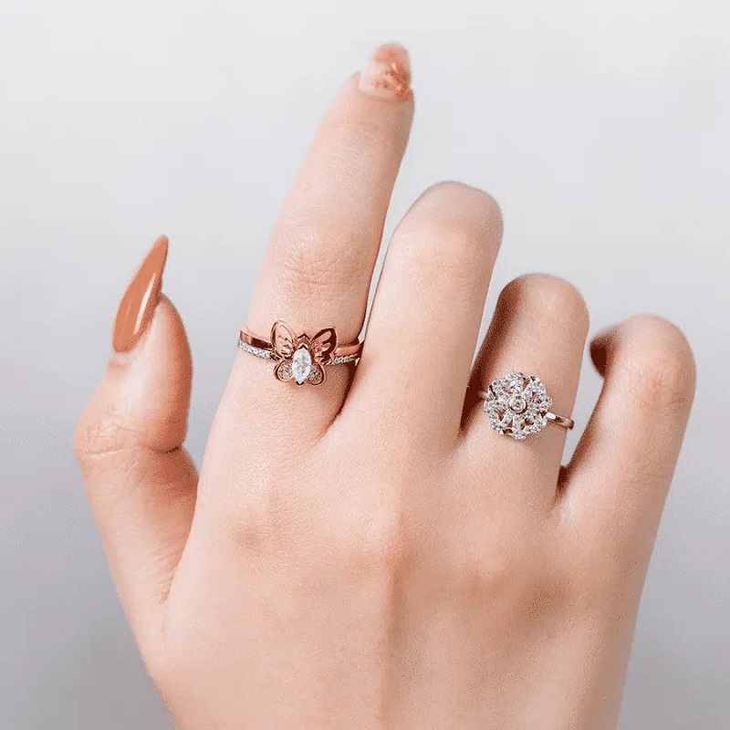 Thể hiện sự trân trọng khi tặng nhẫn cho người yêu