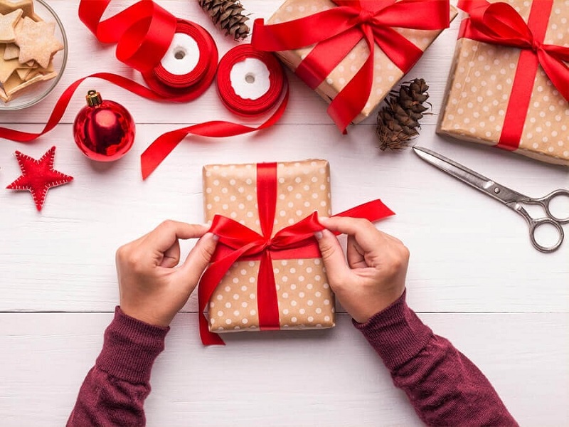 Đóng gói quà cẩn thận