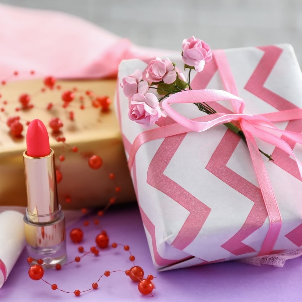 Son môi được xem là vật “bất ly thân” của phái nữ