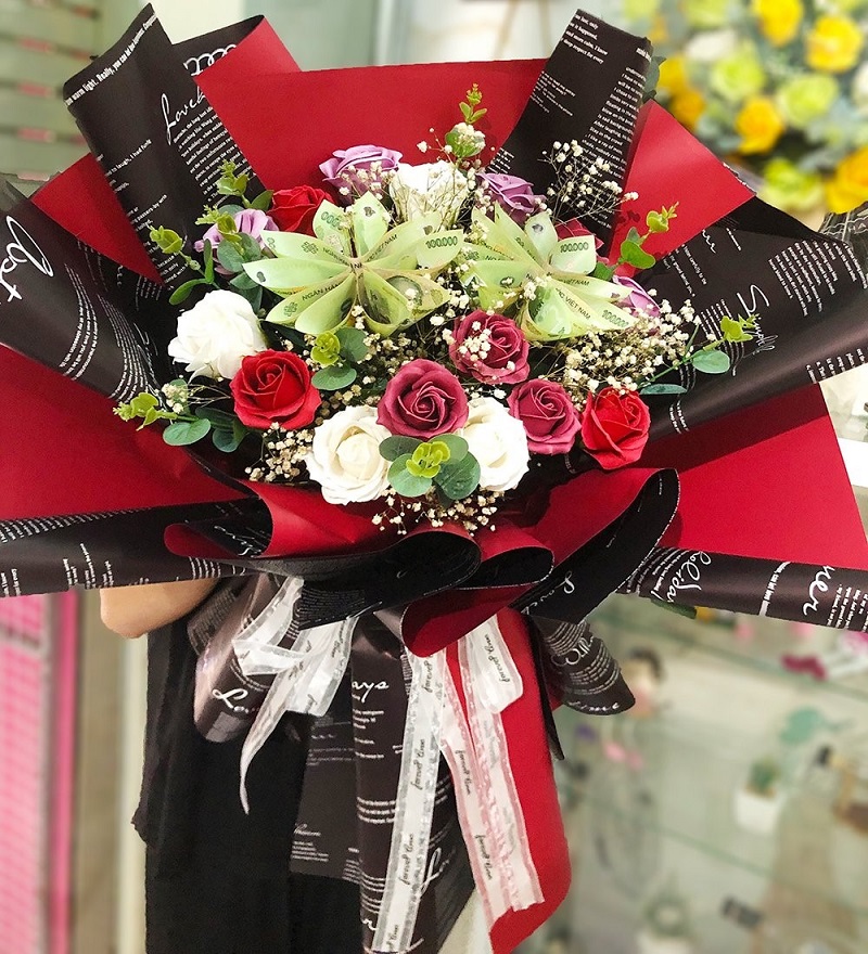 Bó hoa hồng kèm bao lì xì đỏ