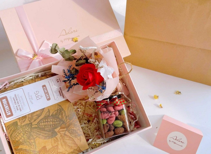 Set hoa và chocolate