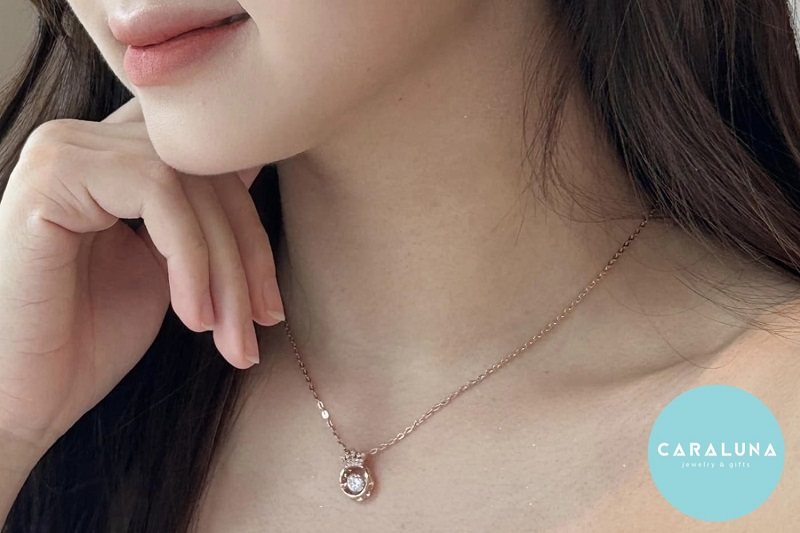 Tặng dây chuyền bạc cho người yêu