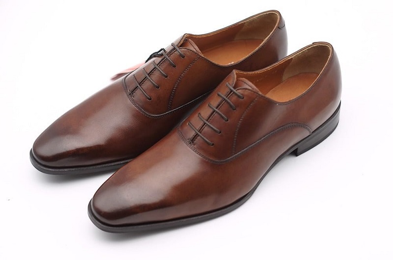 Giày da có dáng cổ điển phù hợp khi đi công tác