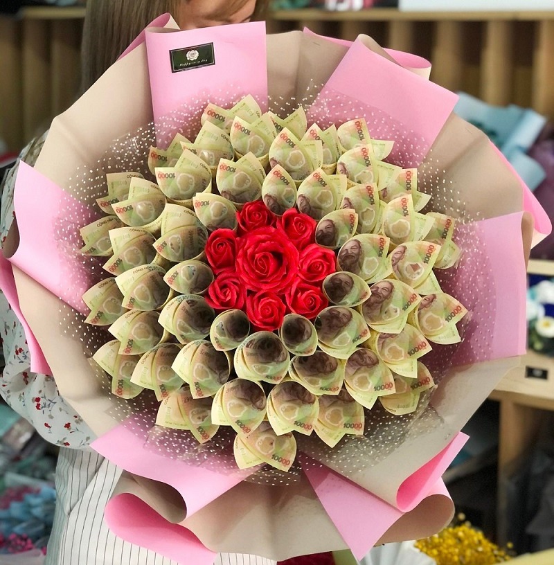 Bó hoa tiền và kèm theo hoa hồng sáp