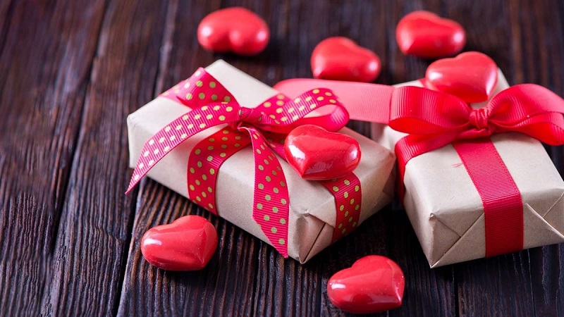 Có nên tặng quà valentine cho bạn gái mới quen?