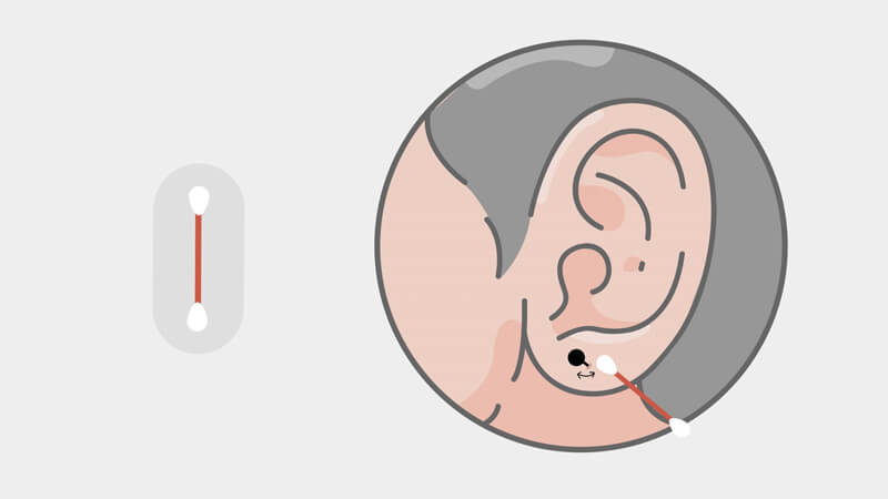 Lau khô lỗ xỏ với bông tăm
