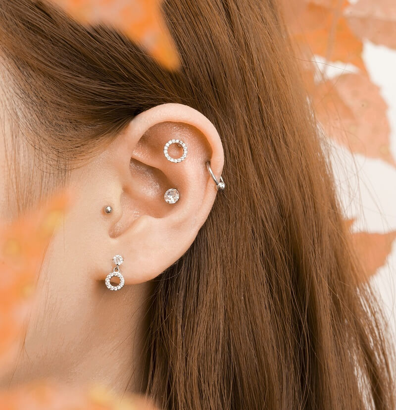 Phối nhiều lỗ xỏ với đa dạng khuyên tai