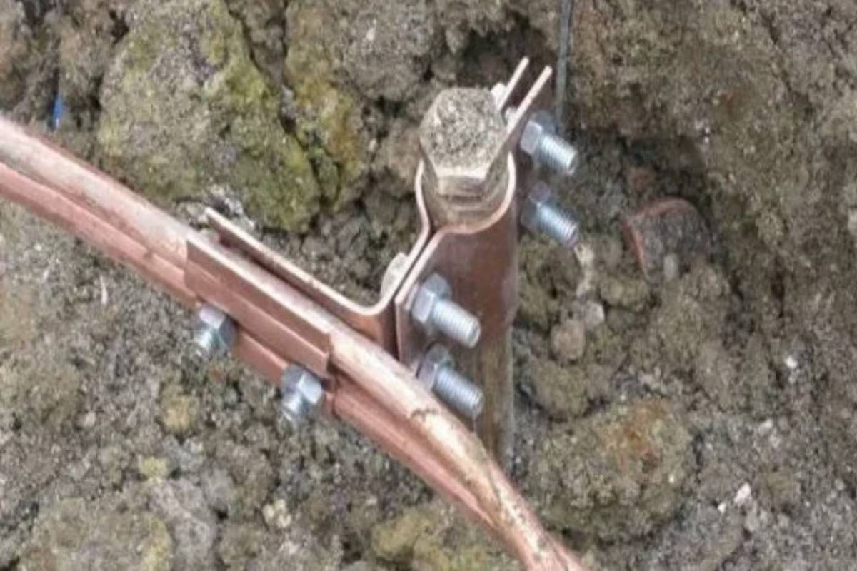 Hình ảnh cọc tiếp địa được chôn xuống đất