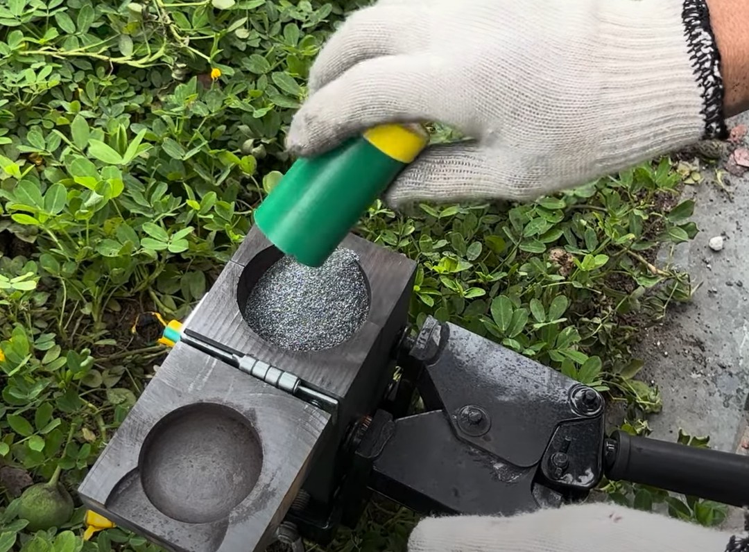 Đổ thuốc vào khuôn hàn