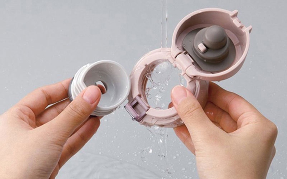 cách vệ sinh bình nước nhựa mới mua