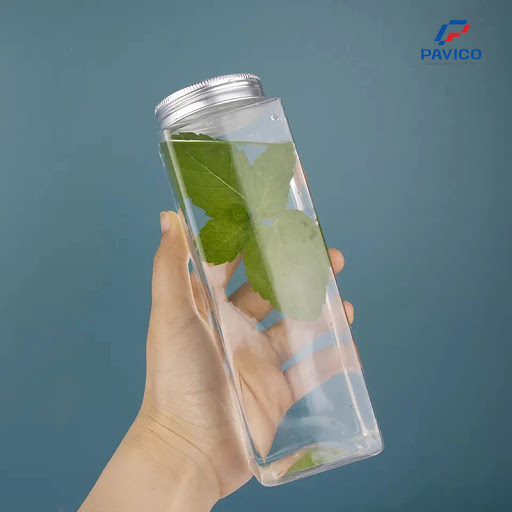Bình nước nhựa PET dáng vuông với thiết kế nhỏ gọn, bắt mắt
