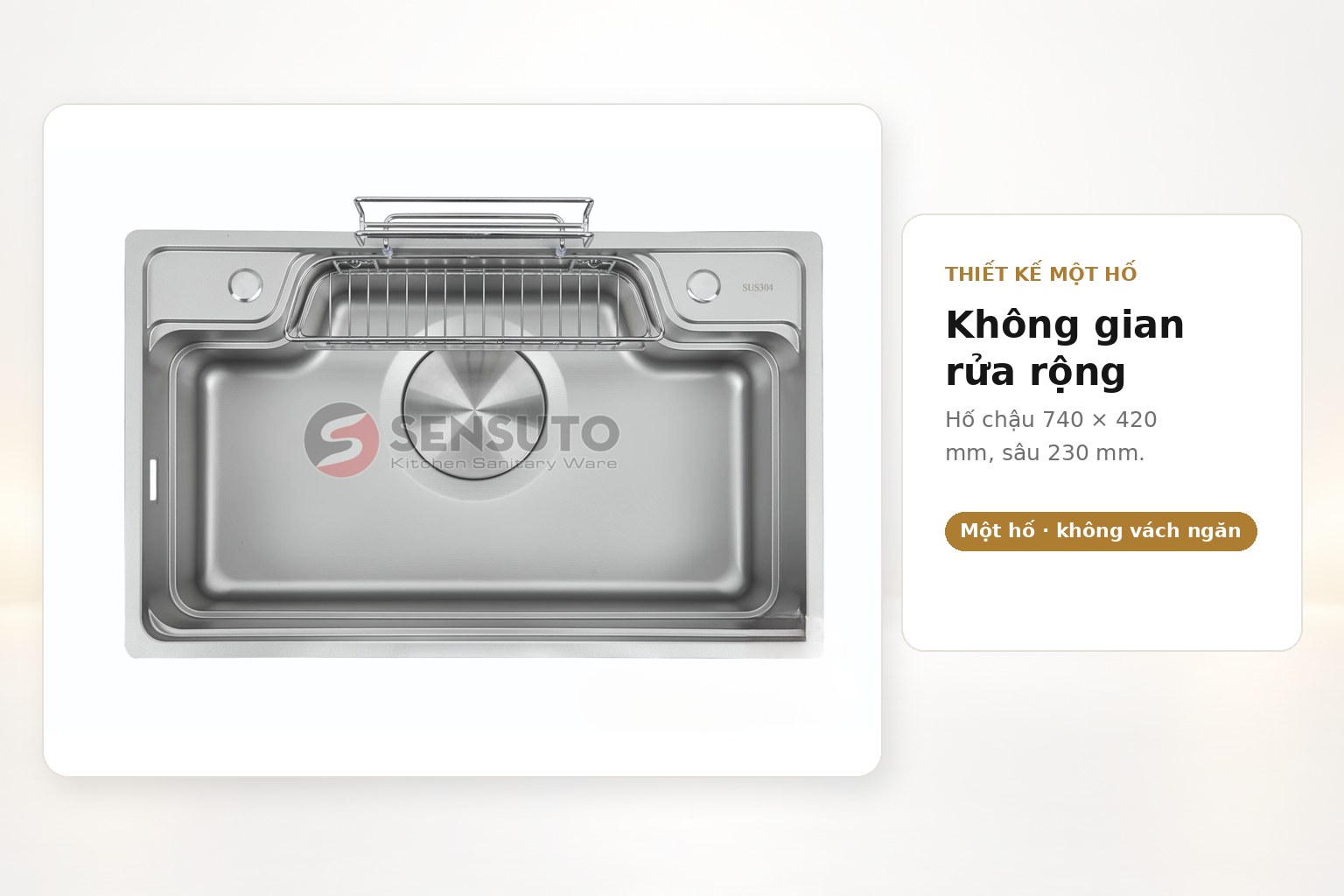 Lòng chậu rộng 740 × 420 mm tạo không gian thuận tiện khi rửa nồi chảo và sơ chế thực phẩm.