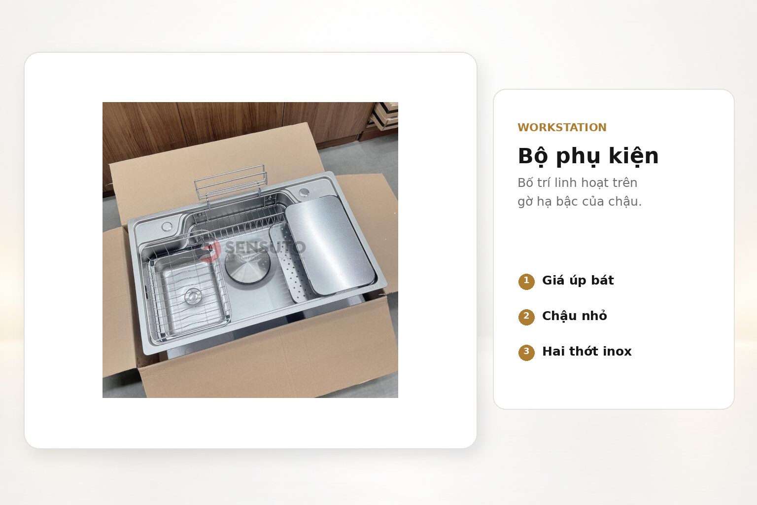 Giá úp bát, chậu nhỏ và thớt inox được bố trí trên gờ hạ bậc để mở rộng không gian thao tác.