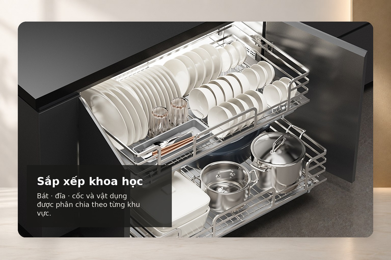 Không gian rộng của phiên bản tủ 900 mm hỗ trợ phân nhóm bát, đĩa và vật dụng dùng hằng ngày.