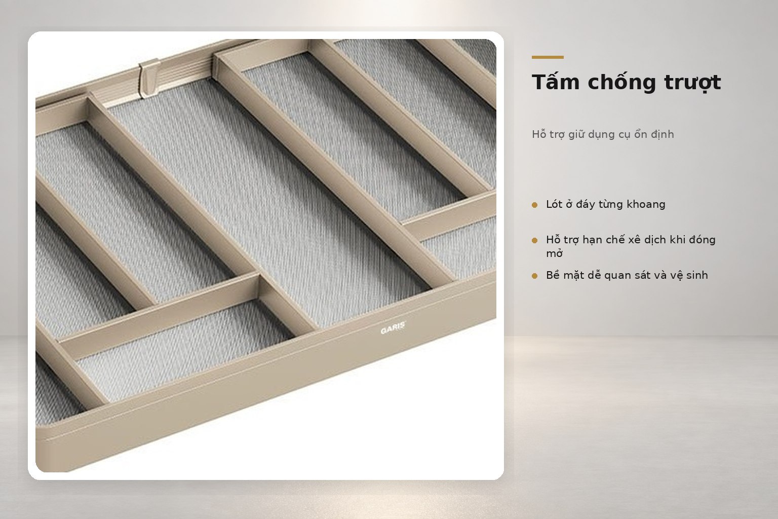 Tấm lót đáy hỗ trợ giữ thìa, dĩa và dụng cụ ổn định hơn khi ngăn kéo chuyển động.