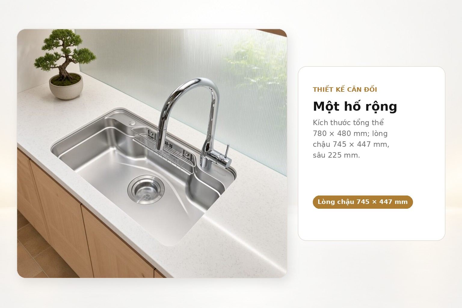 Lòng chậu 745 × 447 mm tạo vùng thao tác liền mạch trong kích thước tổng thể rộng 780 mm.