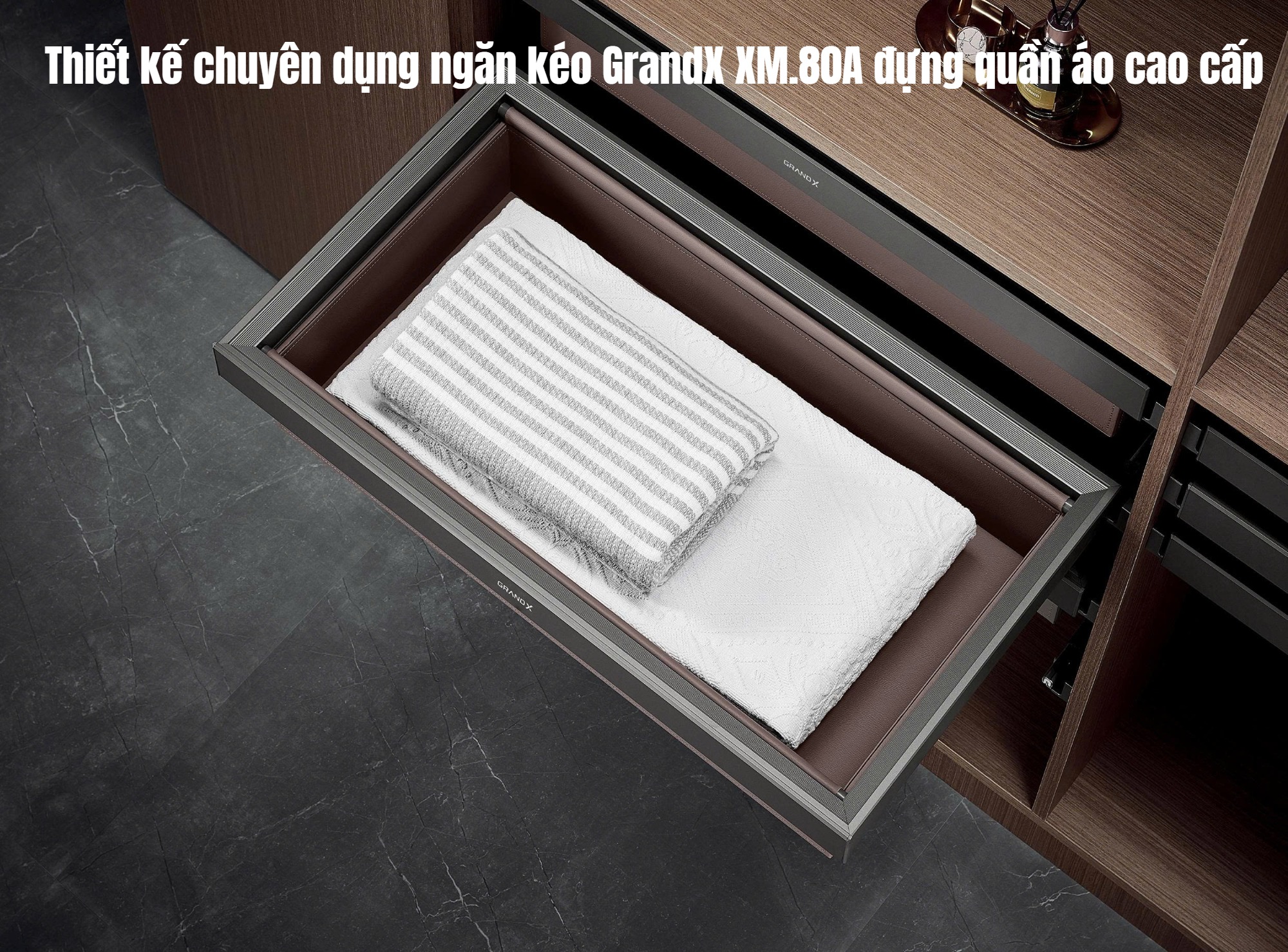Ngăn kéo GrandX XM.80A được thiết kế chuyên dụng để đựng các loại quần áo cao cấp như khăn lụa, áo vest, áo khoác