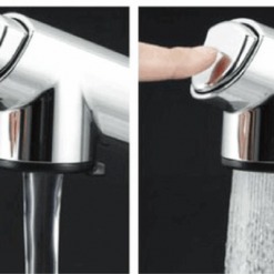 Vòi rửa bát KVK KM5021T có 2 chế độ xả: dạng xả thẳng và dạng vòi sen tăng áp, chuyển đổi dễ dàng bằng nút nhấn