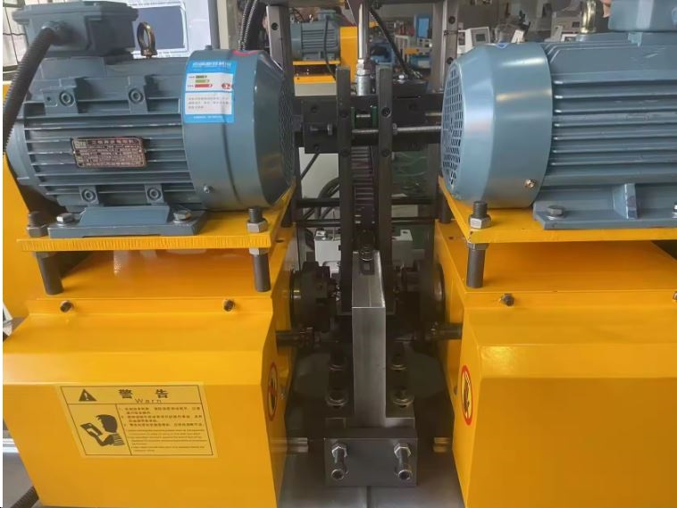 Máy bo vát mép hai đầu ống tự động cấp liệu