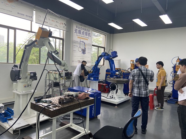Robot hàn laser sợi quang