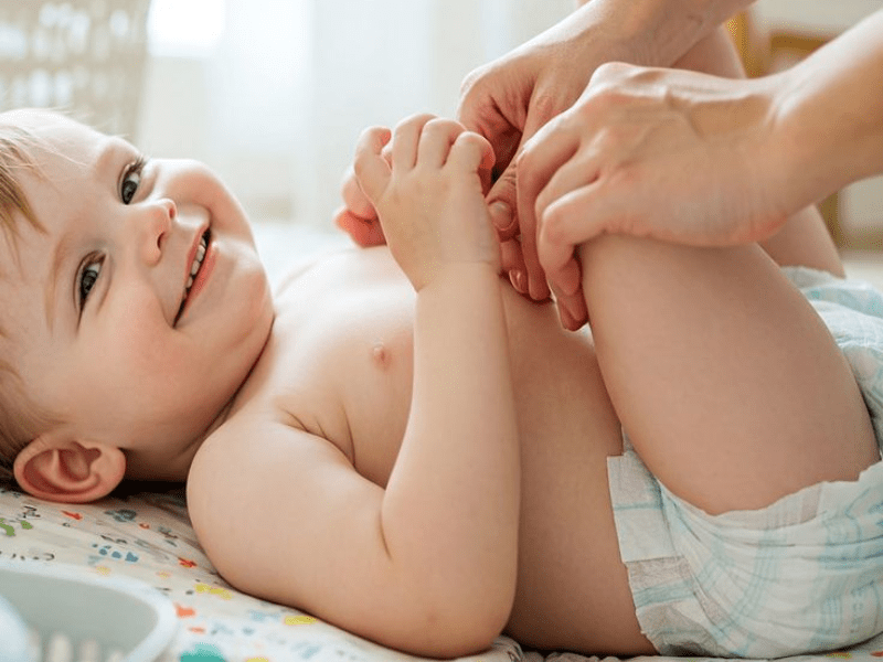Khi nào cần lo lắng nếu bé khóc khi thay bỉm