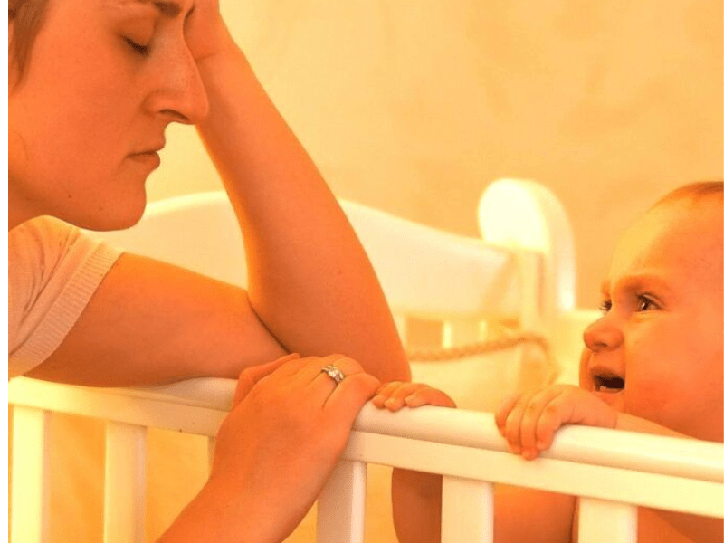 Cách xử lý của mẹ khi bé khóc thay bỉm