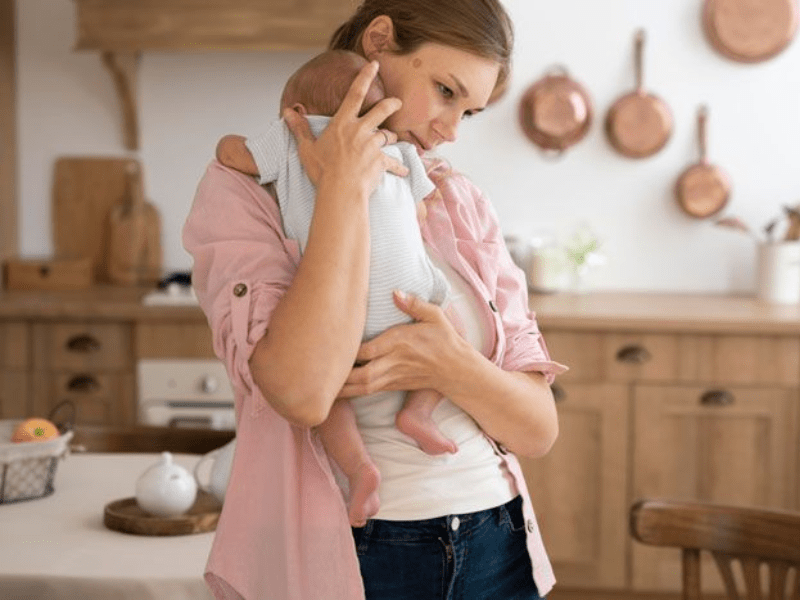 Theo dõi sức khoẻ trẻ sơ sinh hàng ngày