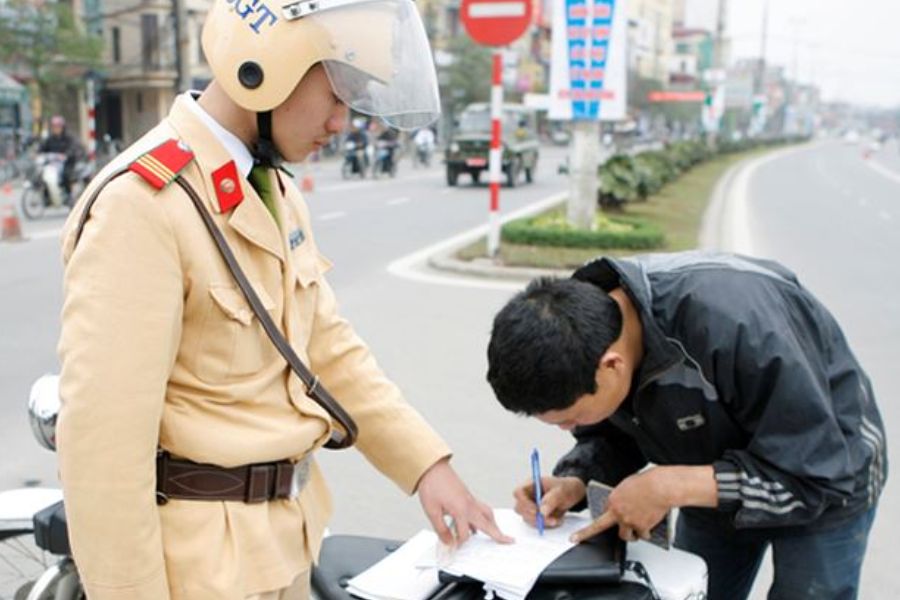 Quy định mức phạt không đủ tuổi với xe điện