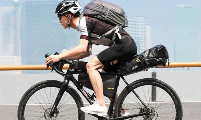 Bình nước và túi xách