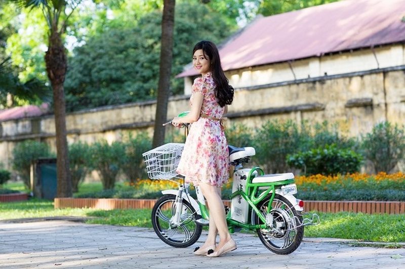 Tập trung quan sát trên đường đi khi chạy xe đạp điện