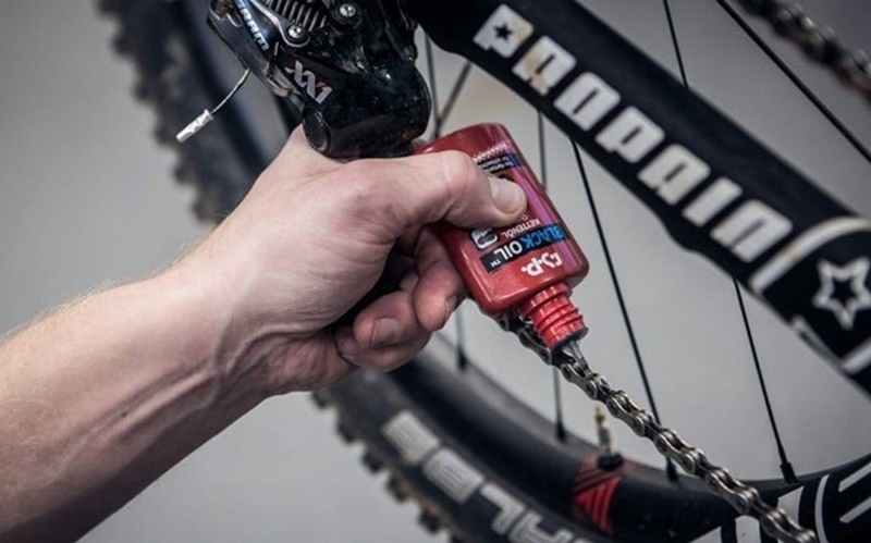 Thường xuyên tra dầu mỡ, chất bôi trơn cho xe là cách chống rỉ sét xe đạp hữu hiệu bạn nên áp dụng