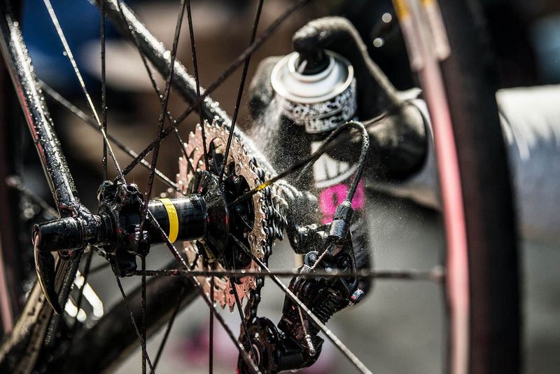 Ngoài tìm hiểu cách chống rỉ sét xe đạp, bạn cần biết cách xử lý gỉ sét để giữ cho xe luôn mới đẹp