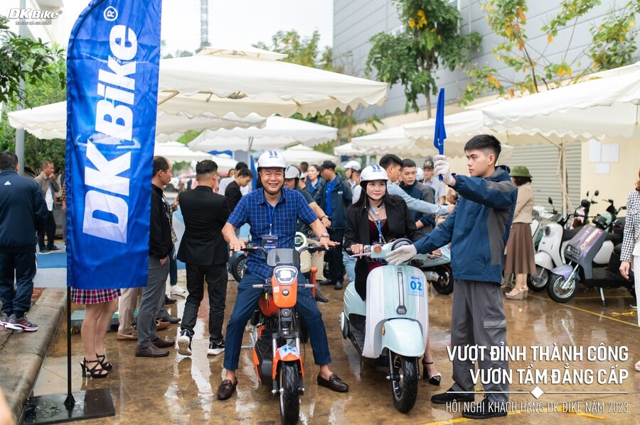 khách hàng trải nghiệm xe điện dk bike