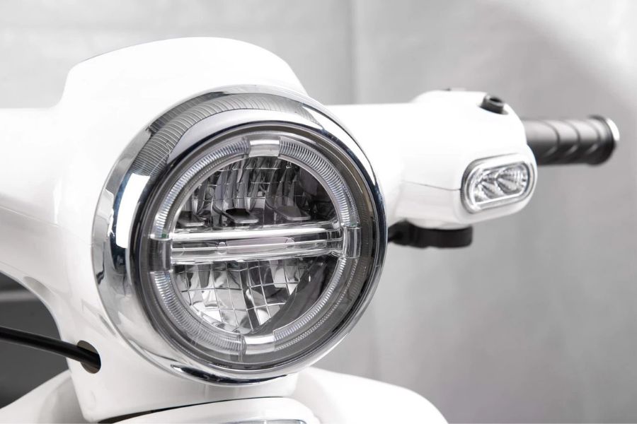 Hình ảnh đèn xe sang trọng hiện đại của super cub daelim