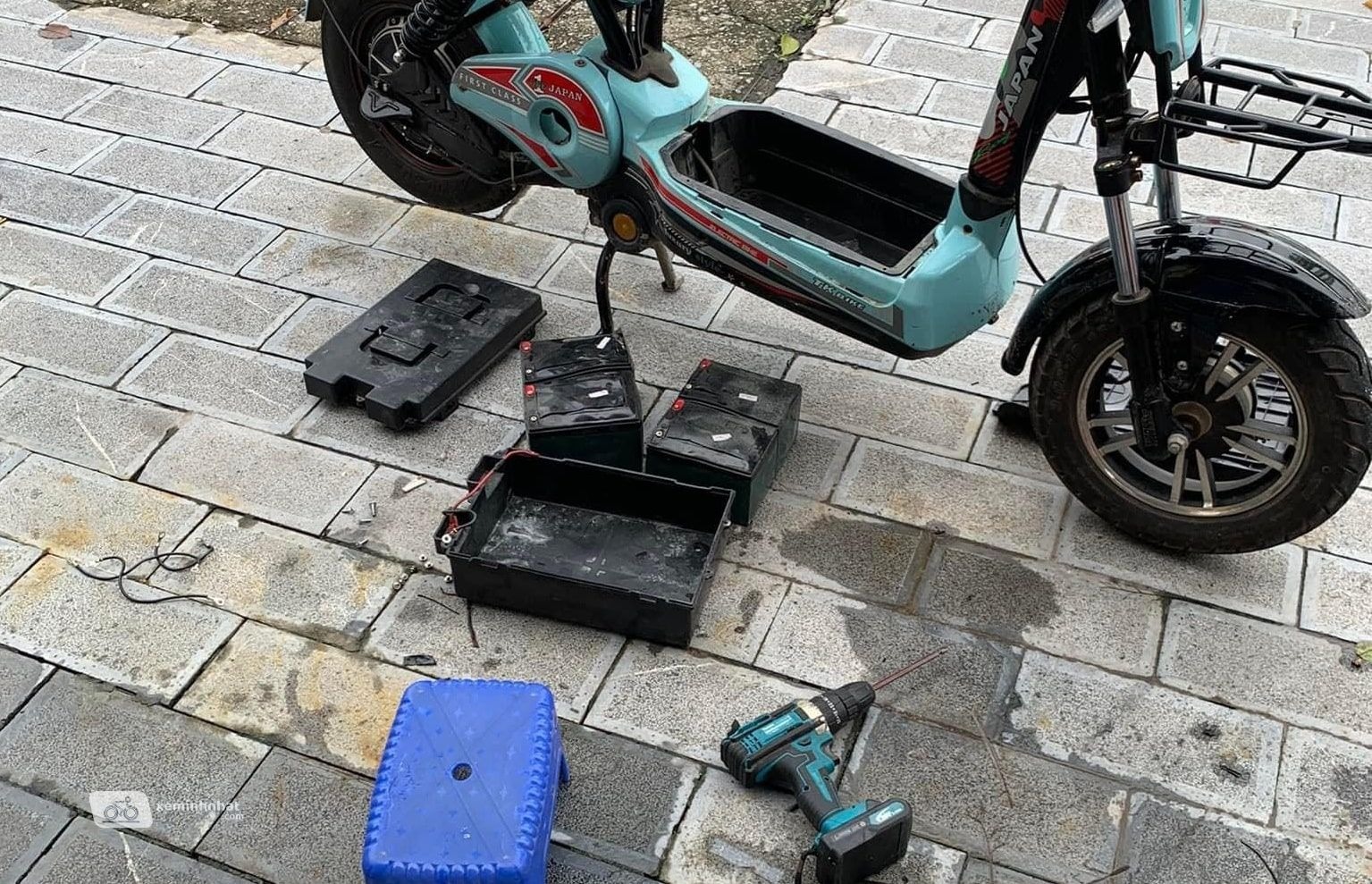 Khách hàng tự mua bình acquy về rồi lắp