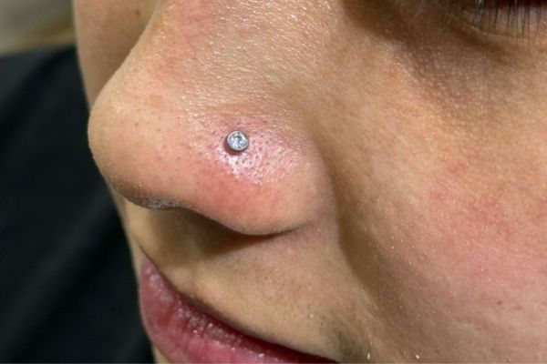 Ảnh nam xỏ khuyên cá tính