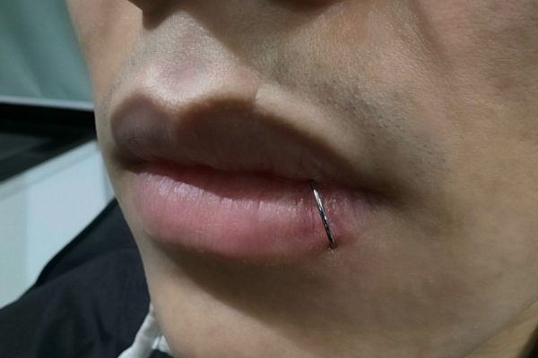 Ảnh nam xỏ khuyên cá tính