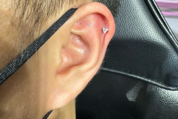 Ảnh nam xỏ khuyên cá tính