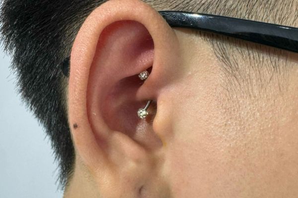 Ảnh nam xỏ khuyên cá tính