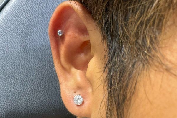 Ảnh nam xỏ khuyên cá tính